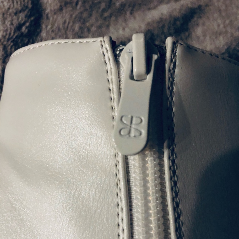 Elegant White Ankle Boots - Picture 8 of 8